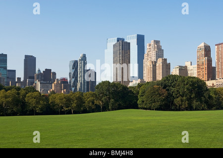 Rasen vor Hochhäusern Stockfoto