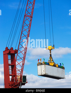 Kran heben ein Frachtcontainer Stockfoto