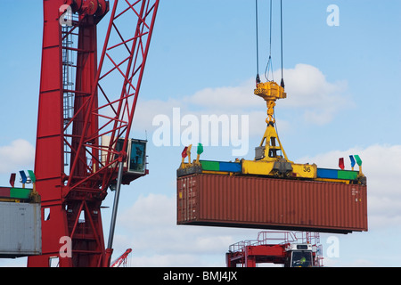 Kran heben Versandbehälter Stockfoto