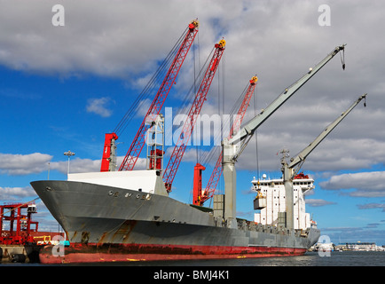 Krane auf Frachtschiff Stockfoto