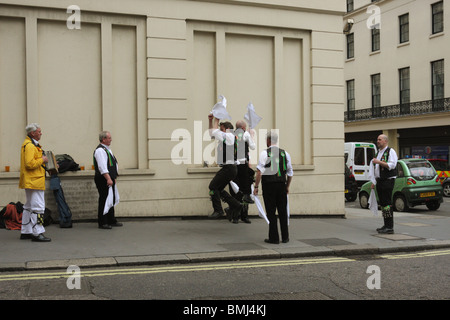 Eine Truppe von Morris Dancers gefangen im Handumdrehen in Chandos Platz im Londoner Covent Garden. Stockfoto