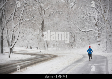Jogger auf verschneiten Straße Stockfoto