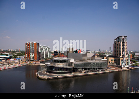 Blick aus dem Imperial War Museum North, über den Manchester Ship Canal, The Lowry, Salford Quays, Manchester, UK Stockfoto