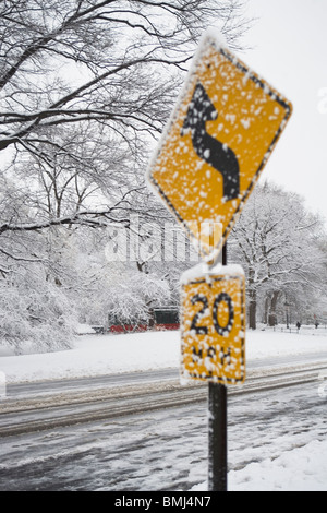 Tempolimit Schild mit Schnee bedeckt Stockfoto