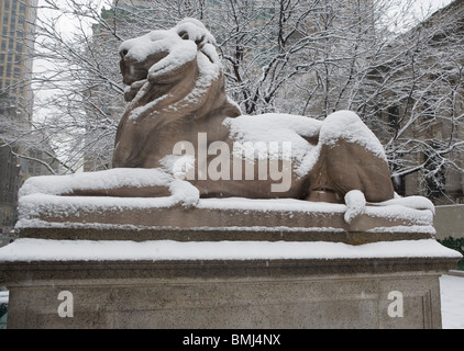 Löwe Skulptur mit Schnee bedeckt Stockfoto