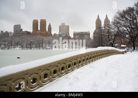 Schnee bedeckte Brücke Stockfoto