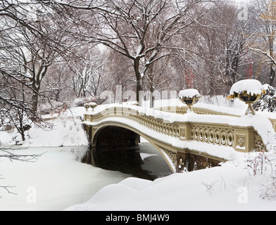 Schnee bedeckte Brücke Stockfoto