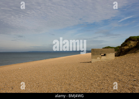 Maschinengewehr Typ 22 Pillbox am Meer auf Chesil Beach, Dorset, Großbritannien Stockfoto