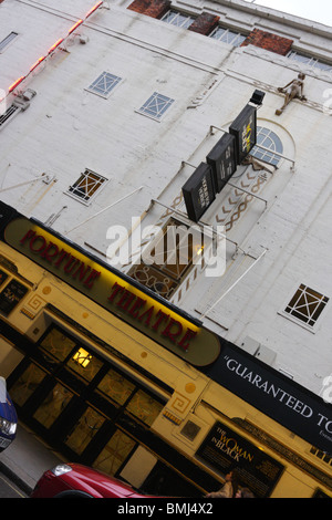 Extreme abgewinkelten Aspekt der Haupteingang und die Fassade das Fortune Theatre in Russell Street, Covent Garden. Stockfoto