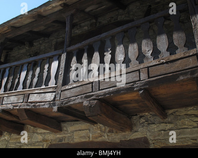 El Acebo Dorf. El Bierzo Bereich. Leon-Provinz. Spanien. JAKOBSWEG. Balkon Holz alte ländliche Stockfoto