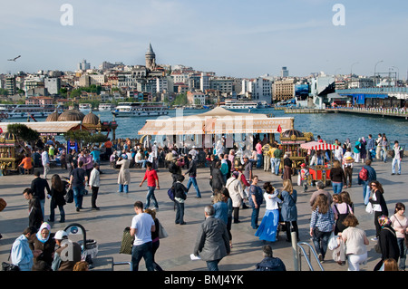 Istanbul Restaurant Terrasse Boote Goldene Horn Galata Waterfront Brückenturm verkaufen heiße Makrele Fisch Balik Ekmek Eminonu Stockfoto Istanbul Restaurant Terrasse Boote Goldene Horn Galata Waterfront Brückenturm verkaufen heiße Makrele Fisch Balik Ekmek Eminonu Stockfoto