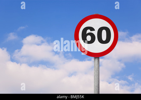 Eine Runde Roadsign mit der Nummer 60 vor einem blauen bewölkten Himmel. Stockfoto