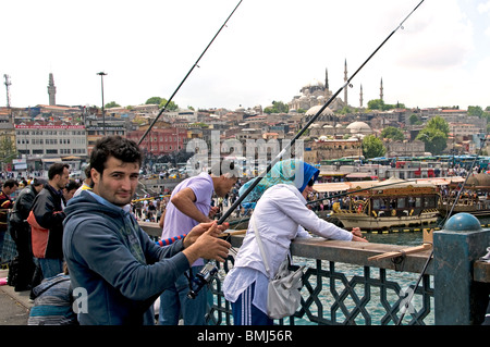 Istanbul Restaurant Terrasse Boote Goldene Horn Galata Waterfront Brückenturm verkaufen heiße Makrele Fisch Balik Ekmek Eminonu Stockfoto