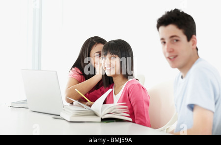 Studenten, die flüsternde Klassenzimmer Stockfoto