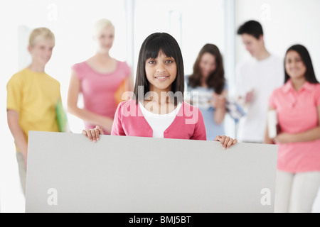 Student Holding leeren Plakatwand Stockfoto