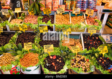 Kadikoy-Istanbul Markt Gemüsehändler OlivesTurkey Stockfoto