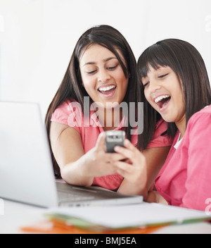 Studenten-SMS im Klassenzimmer Stockfoto