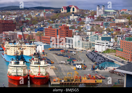 Schiffen entlang der Uferpromenade der Stadt St. John's, Neufundland.  St. John's ist die Hauptstadt von Neufundland und Labrador. Stockfoto