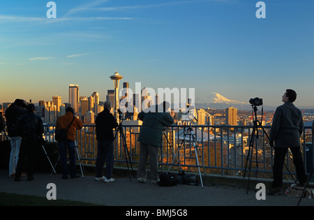 Fotografen in Kerry Park fotografieren die Skyline bei Sonnenuntergang mit der Space Needle Mount Rainier; Seattle, Washington Stockfoto
