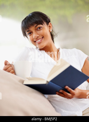 Junge Frau, lesen Stockfoto