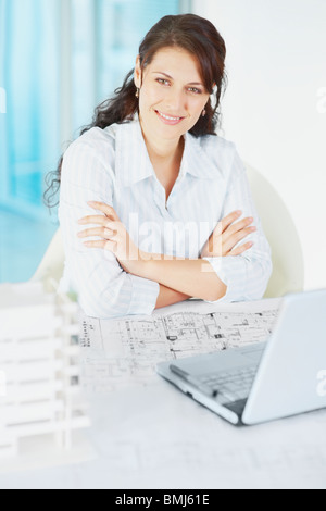 Frau sitzt am Schreibtisch Stockfoto