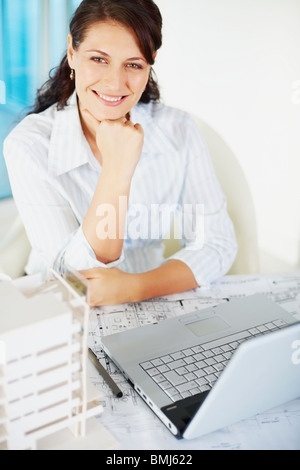 Frau sitzt am Schreibtisch Stockfoto