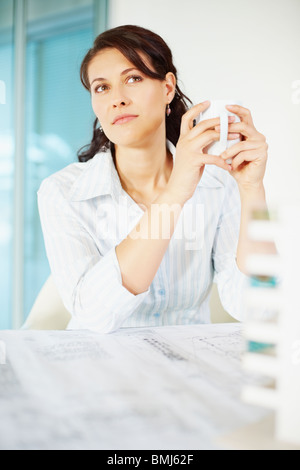 Frau sitzt am Schreibtisch Stockfoto