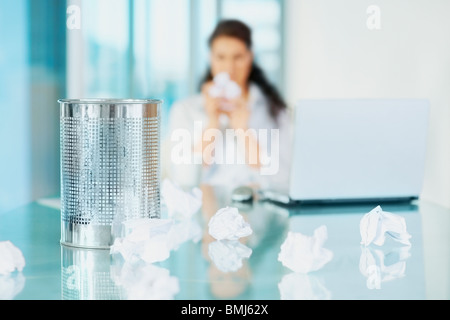 Frau warf zerknittertes Papier Stockfoto