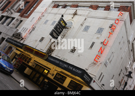 Abgewinkelte Aspekt des Haupteingangs, das Fortune Theatre in Londons modische Touristenhochburg von Covent Garden. Stockfoto