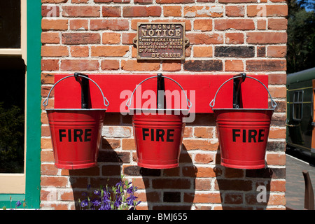Rotes Feuer Eimer Holt Station auf die North Norfolk Railway England UK Stockfoto