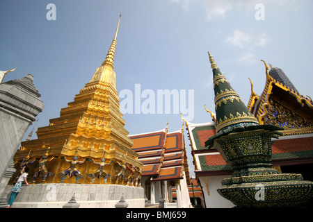 Goldene Chedi oberen Terrasse Wat Phra Kaew, The Grand Palace Bangkok. Thailand. Stockfoto