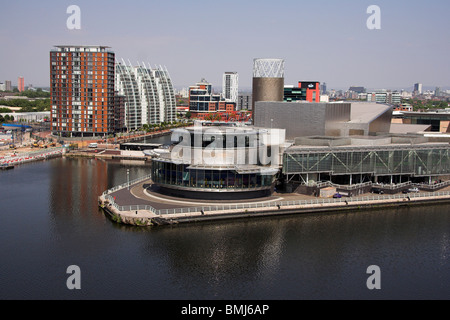 Blick aus dem Imperial War Museum North, über den Manchester Ship Canal, The Lowry, Salford Quays, Manchester, UK Stockfoto