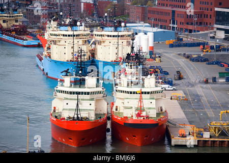 Schiffen entlang der Uferpromenade der Stadt St. John's, Neufundland.  St. John's ist die Hauptstadt von Neufundland und Labrador. Stockfoto