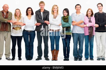 Menschen in einer Linie, die Hand in Hand Stockfoto