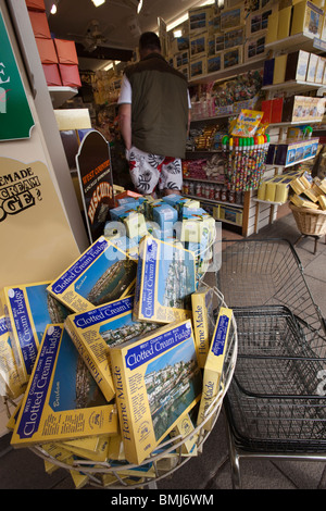 Hafen von Brixham, Bürgersteig Display außerhalb Souvenir-Shop Verkauf von lokalen Clotted Cream Fudge, Devon, England, UK Stockfoto