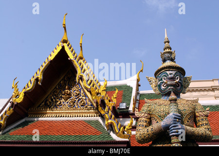 Thotkhirithon, riesige Dämonen (Yaksha) bewachen den Grand Palace. Wat Phra Kaeo, Bangkok, Thailand. Stockfoto