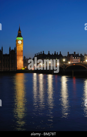 Big Ben, Westminster, London, Großbritannien, beleuchtet in der Abenddämmerung, mit Westminster Bridge, Vom Südufer aus gesehen Stockfoto