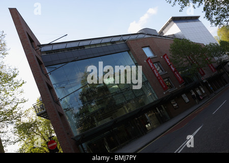 Extreme abgewinkelt Aspekt und südlicher Vista des Sadlers Wells Theatre in Rosebery Avenue in Finsbury. Stockfoto