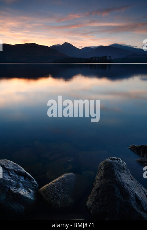 Dämmerung über Derwent Water in der Nähe von Keswick im englischen Lake District, Cumbria, England Stockfoto