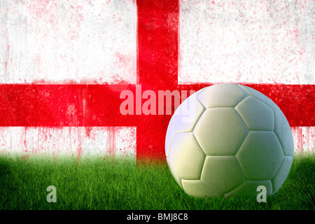 Grunge England Flagge auf Wand und Soccer ball Stockfoto