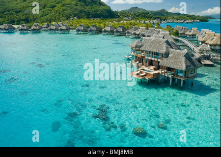 Overwater Bungalows des Hilton Bora Bora Nui Resort Hotel in Insel Bora bora Stockfoto