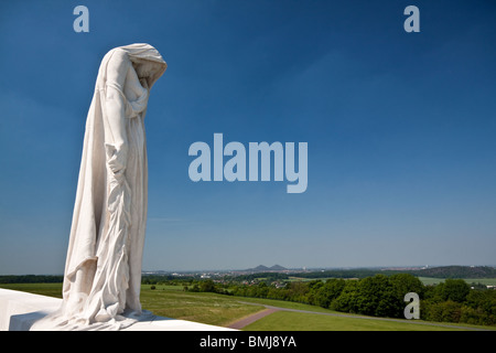 Statue, eine Trauer Kanada am Vimy Ridge Canadian Memorial in Frankreich mit Blick auf die Douai Ebene darstellt Stockfoto