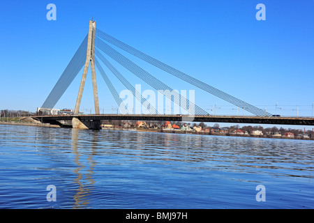 Moderne Brücke über den Fluss Daugava, Riga, Lettland Stockfoto