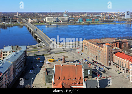 Moderne Brücke über den Fluss Daugava, Riga, Lettland Stockfoto