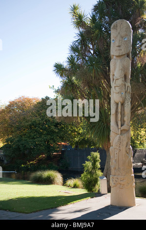 Poupou geschnitzten hölzernen Pfosten in Victoria Square, Christchurch, Neuseeland Stockfoto