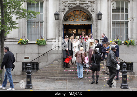 Freunde, Familie und nicht zu vergessen das glückliche Paar außerhalb Chelsea Standesamt in Kings Road. Stockfoto