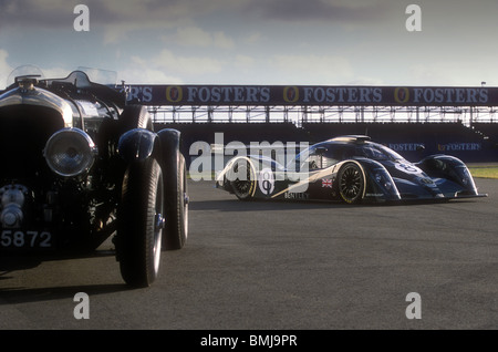 Sir Tim Birkin No9 Le Mans Gebläse Bentley 1929 mit 2001 Bentley Speed 8 in Silverstone. Stockfoto