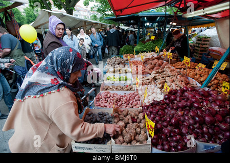 Türkischer Markt am Maybachufer in Kreuzberg in Berlin Deutschland Stockfoto