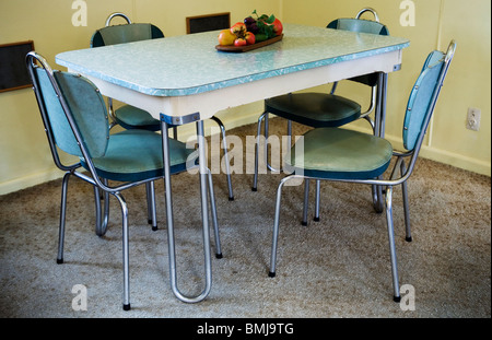 Eine Reihe von modernen Abendessen, Tisch und Stühlen in einem Strandhaus aus den fünfziger Jahren (50er oder 50er Jahre Haus) Auckland, Neuseeland Stockfoto
