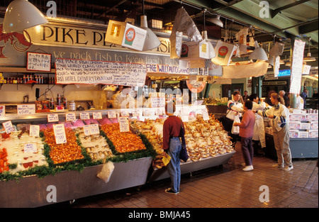 Pike Place Fish Company Meeresfrüchte Stall am Pike Place Public Market in Seattle, Washington. Stockfoto